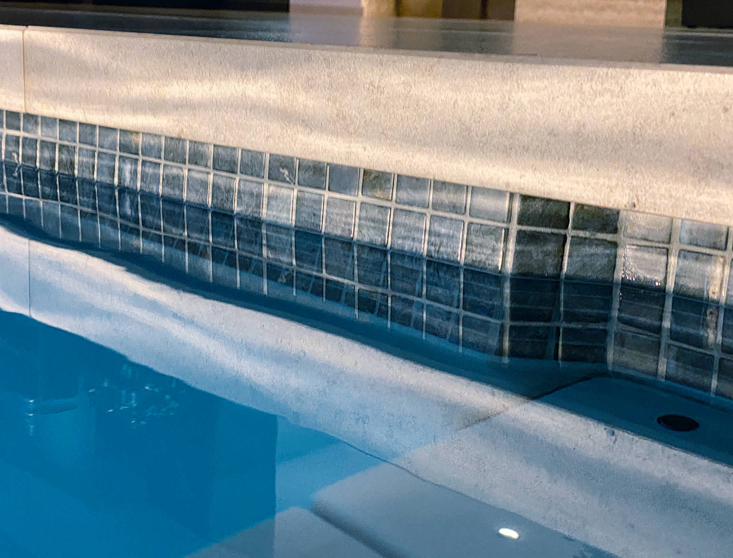 Dekorfliesen aus Ezarri Glasmosaik Serie "Zen" - Pool Me Up