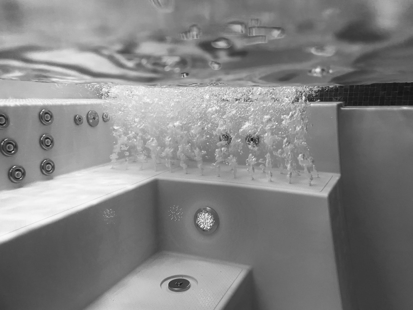 Luftsprudelsystem für Treppe Modena, - Pool Me Up